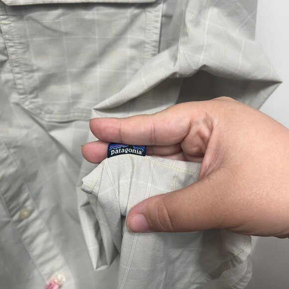 Patagonia Lightweight Long Sleeve Button down Zip Pocket Gray Plaid Size XL - Picture 6 of 9